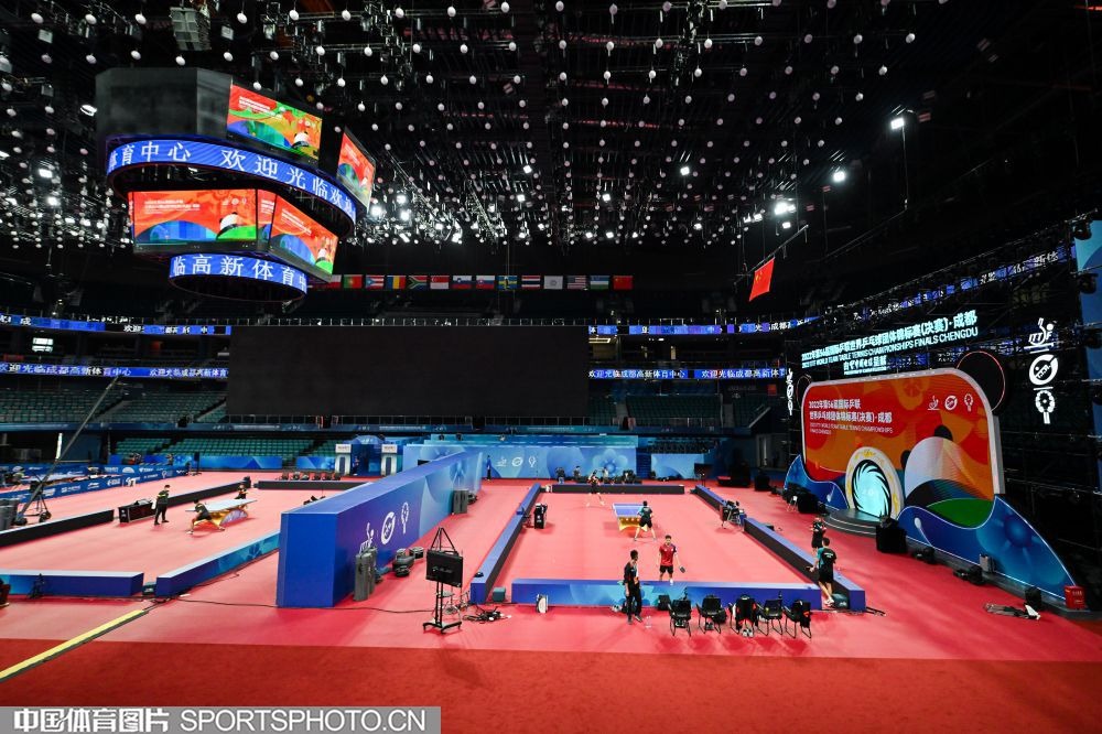 42分也带不动！湖人三连败背后：5000万先生隐身，东契奇累到扶膝盖